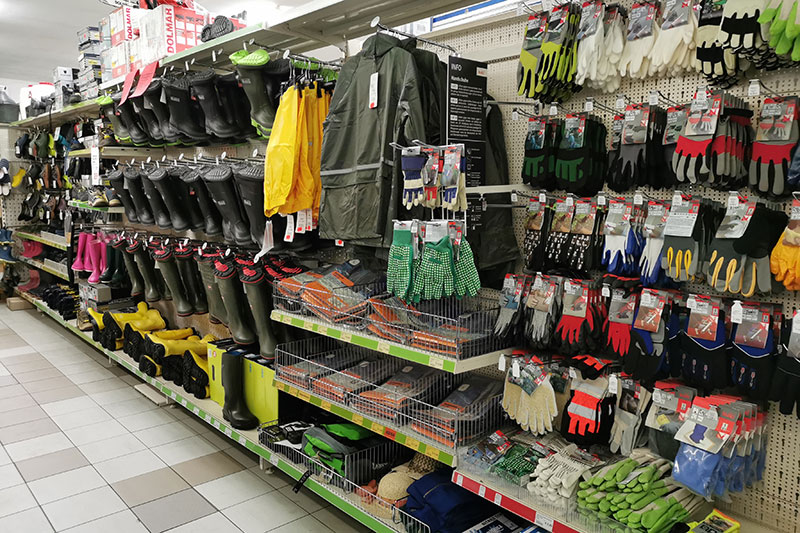 Robuste Berufsbekleidung, Gummistiefel, Handschuhe oder wetterfeste Jacken und vieles mehr erhalten Sie in unseren Märkten in Lübz, Plau am See und Goldberg.