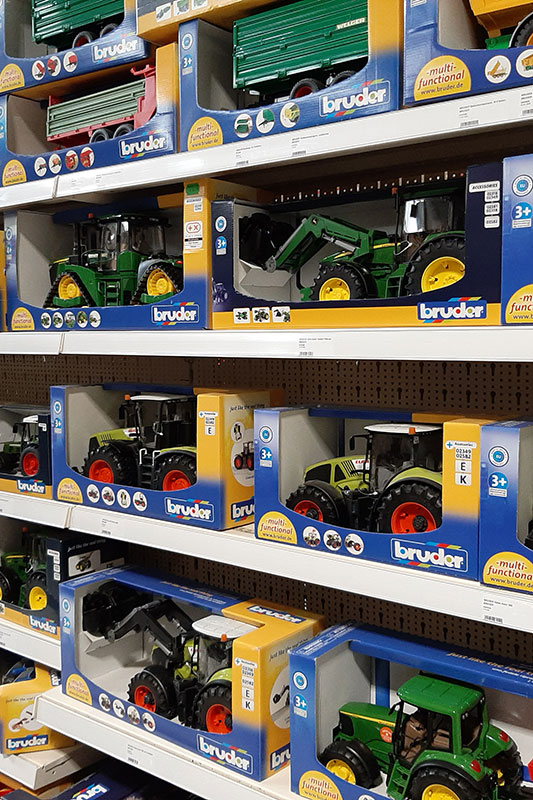 Bruder Spielzeug Traktoren und Landmaschinen für die Kleinen zum Spielen oder für die Großen als Sammlerobjekt.