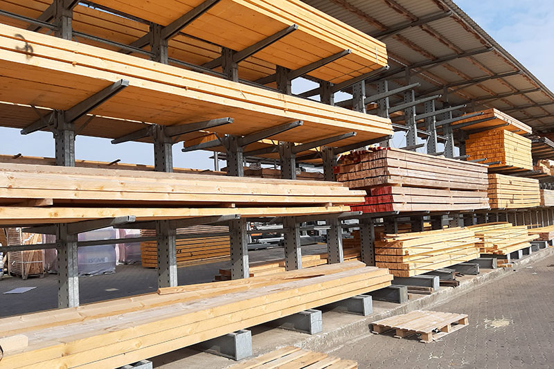 Verschiedene Holzprodukte für die Baustelle ständig verfügbar.